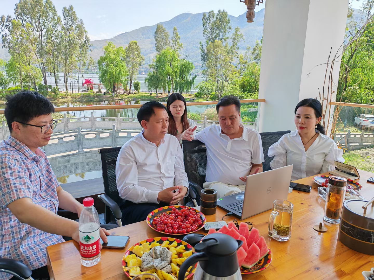 世界生态组织中国代表处常务副秘书长长江仁海一行参观建设中的西昌鸟类博物馆